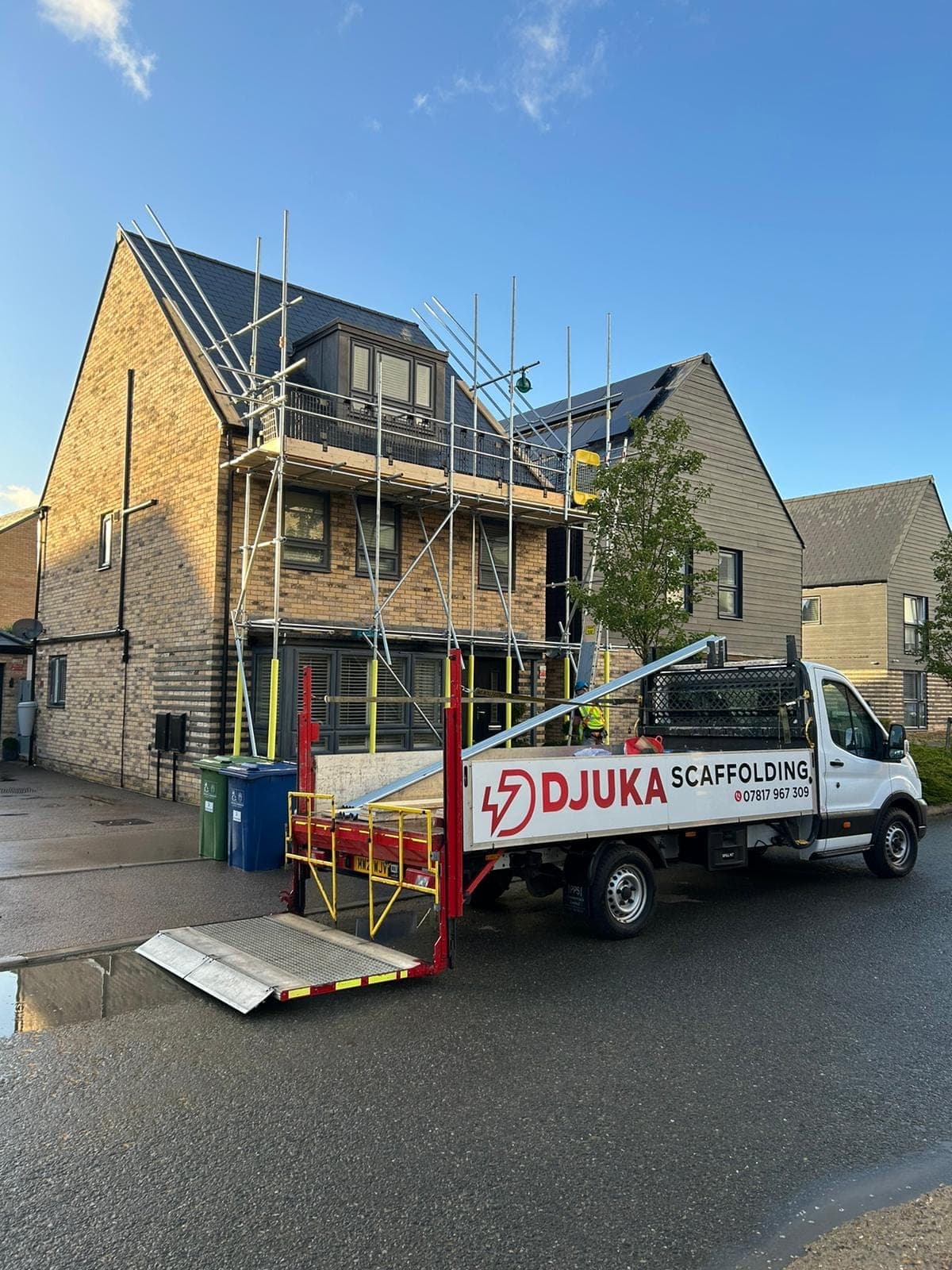 Djuka Scaffolding truck on-site at a modern home